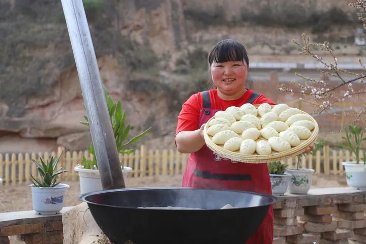 窑洞前做饭成网红陕北霞姐不忘初心